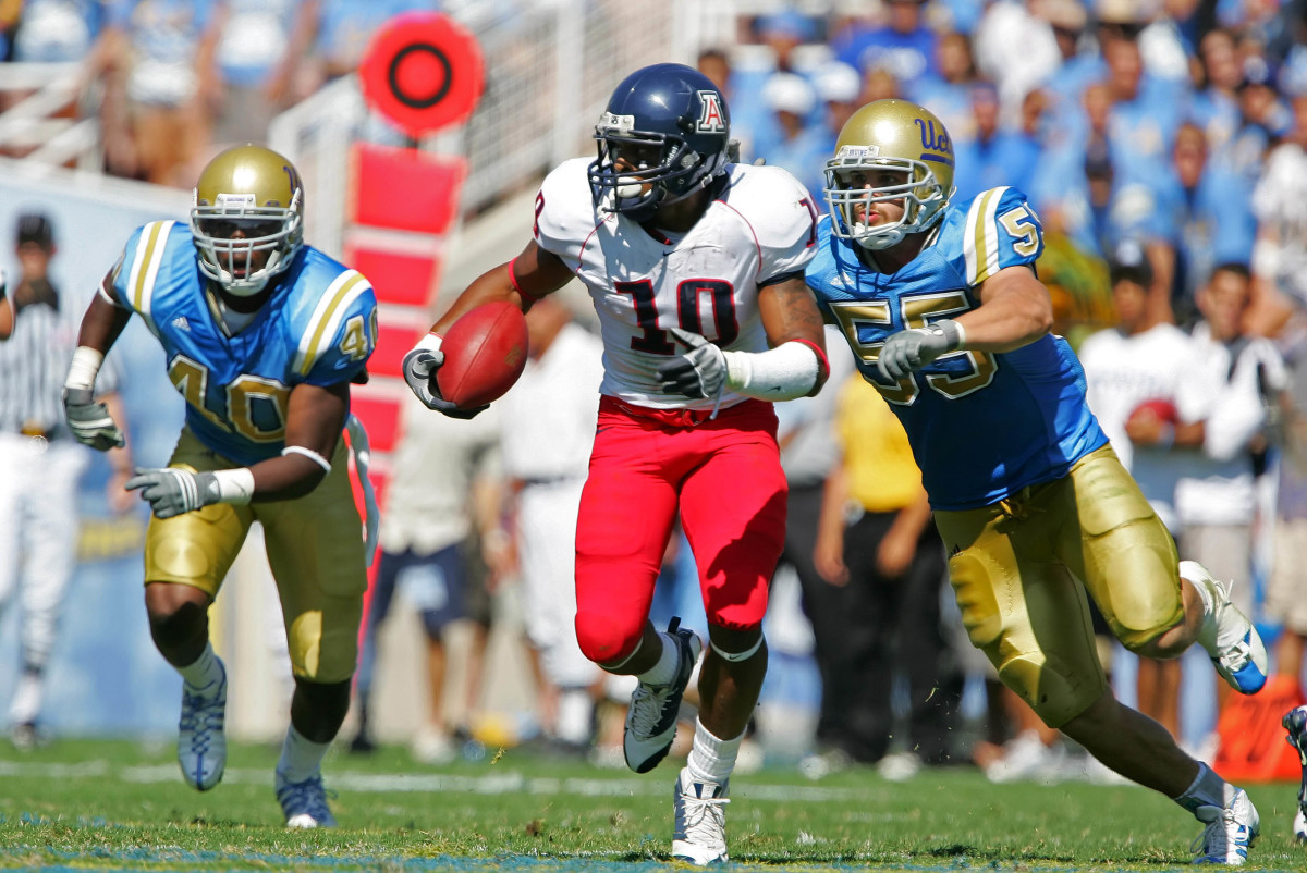  Arizona Wildcats wide receiver Mike Thomas (10) runs against the defense of UCLA Bruins guard Sonny Tevaga (55) and linebacker Akeem Ayers (40) in the second half at the Rose Bowl. Arizona defeated UCLA 31-10. 